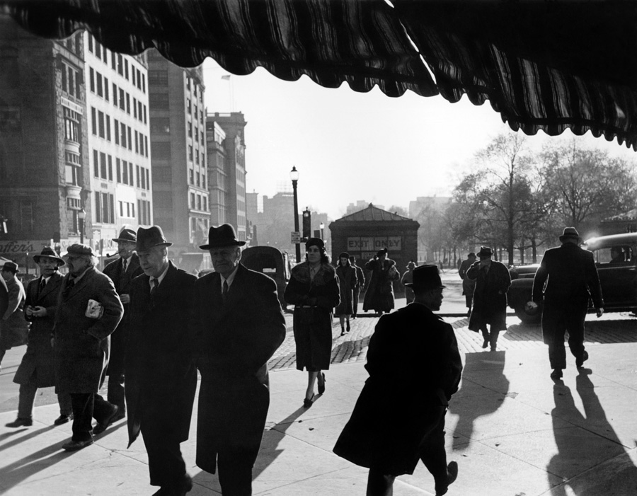 Arthur Griffin's photograph of crowds.