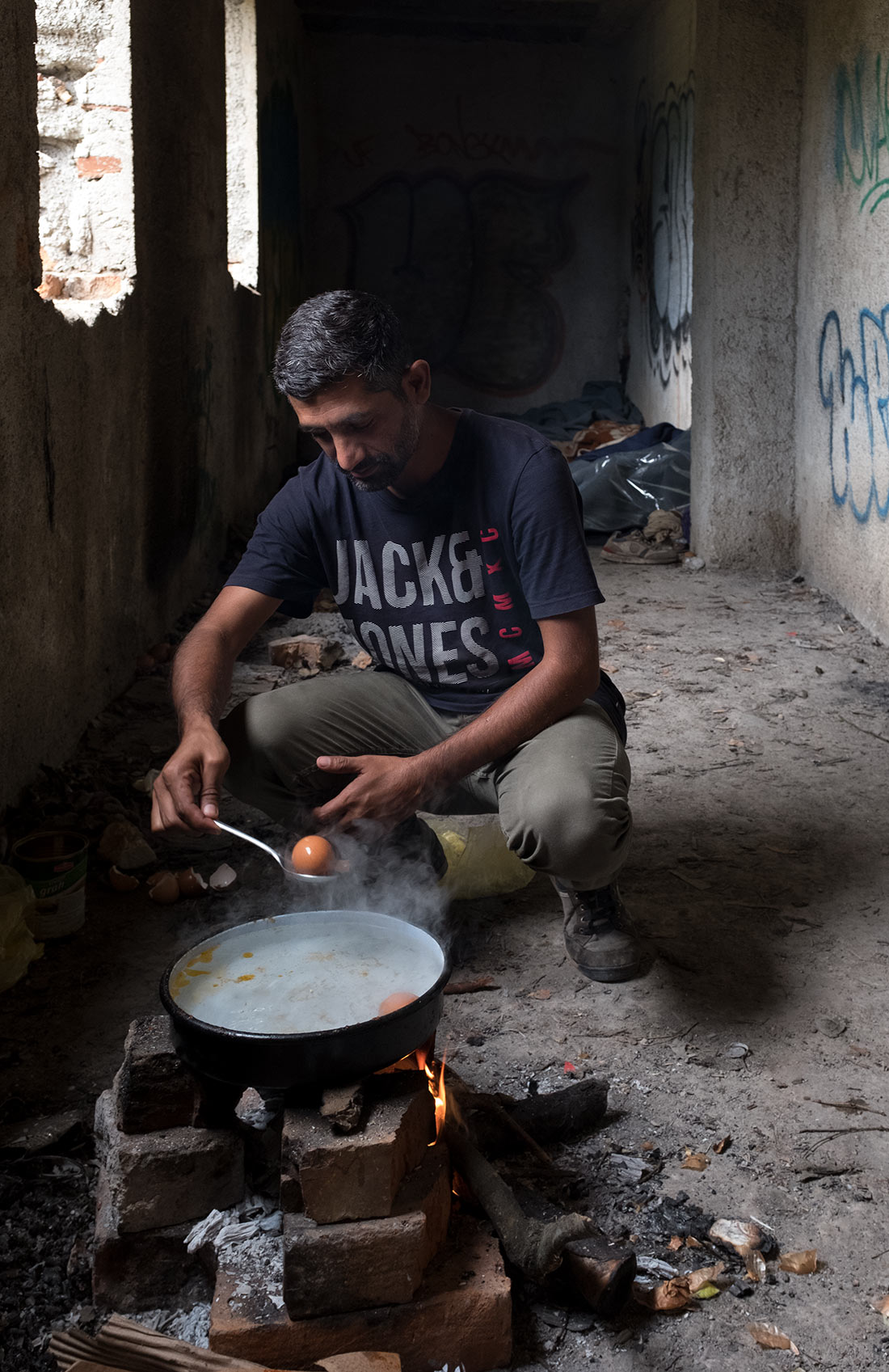 Man cooking an egg